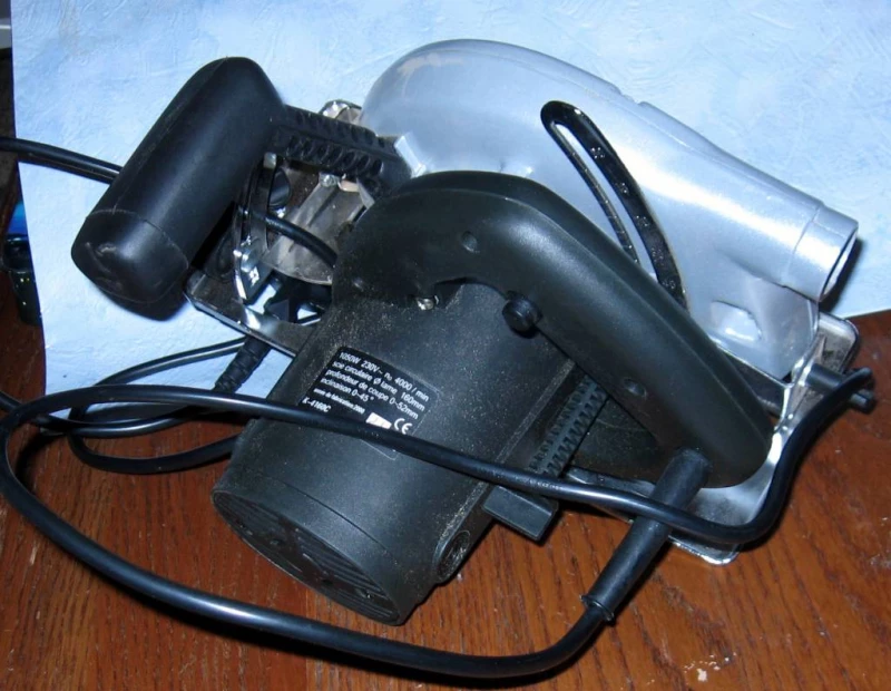 Scie circulaire modele K4160C, Wattrelos — 3/4