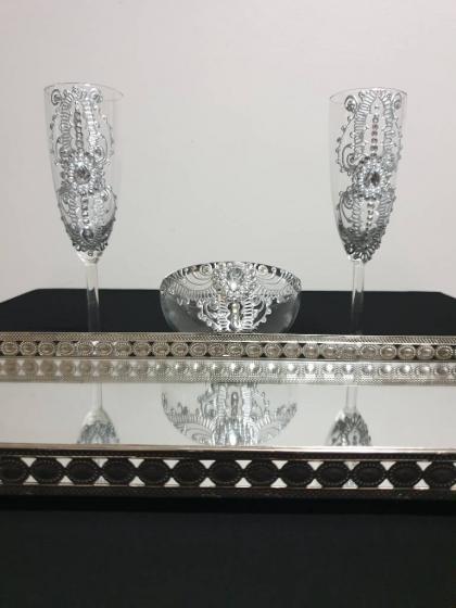 Ensemble de 2 verres à pied, une coupelle, et un plateau miroir