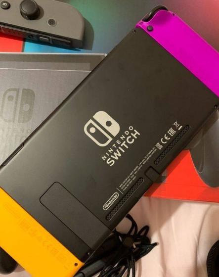 Nintendo Switch grise, avec 8 jeux