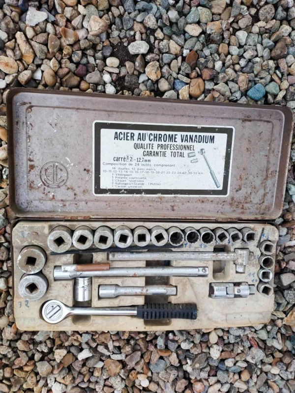 A  saisir caisse à outils