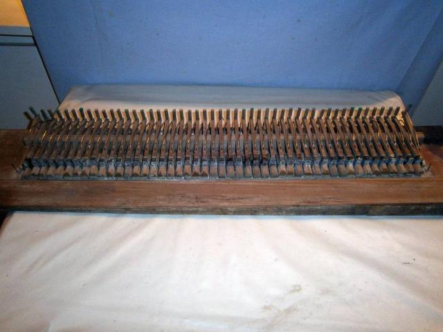 Ancien mécanisme en bois de clavier d'harmonium, 49 pièces