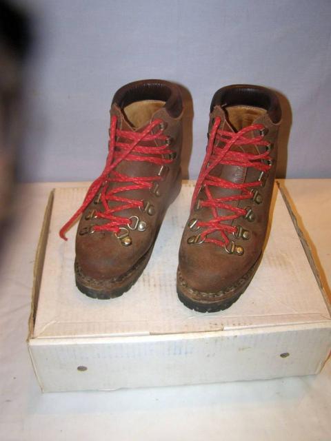 Paire de chaussures de montagne SEMLY (made in France) en cuir véritable pointure 36