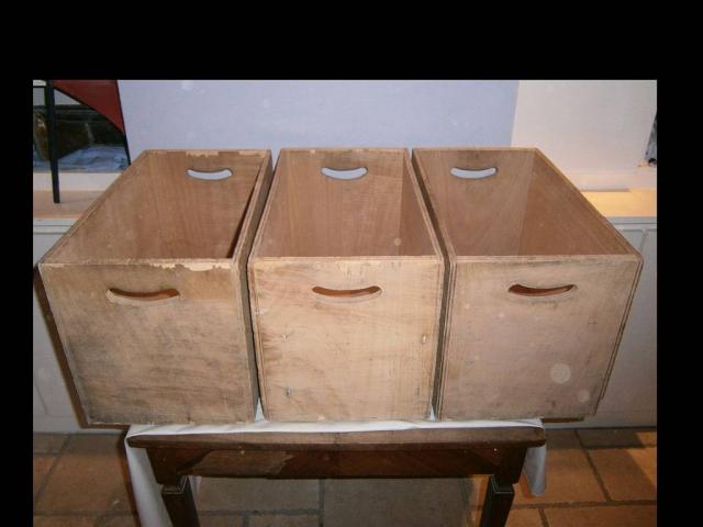 3 caisses identiques en bois avec poignées