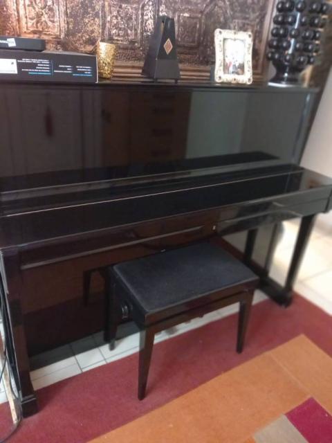 PIANO droit laqué Noir SCHIMMEL 118T.