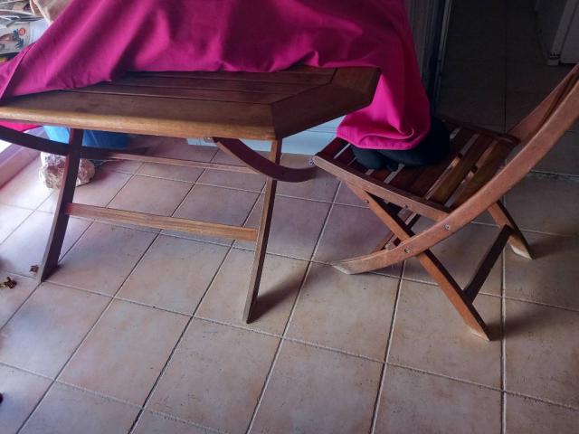 Vente  de meubles. Table et chaises